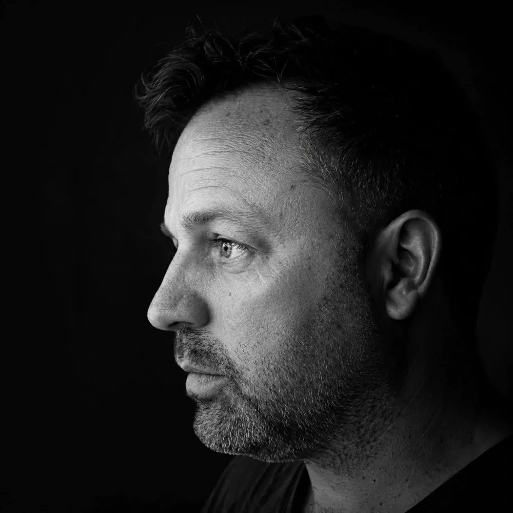 Portret van Jan Schevenels, in zwart-wit, van opzij